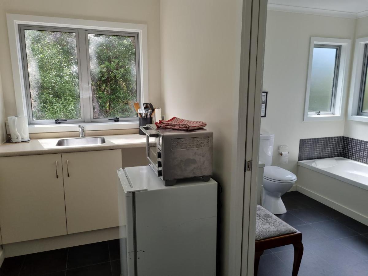 Tree House Apartment Taieri Mouth ภายนอก รูปภาพ