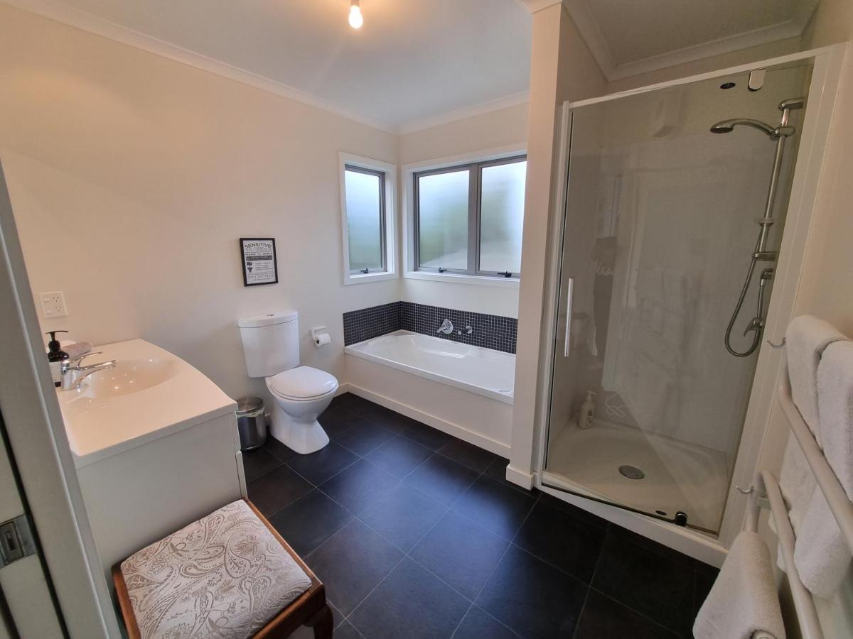 Tree House Apartment Taieri Mouth ภายนอก รูปภาพ